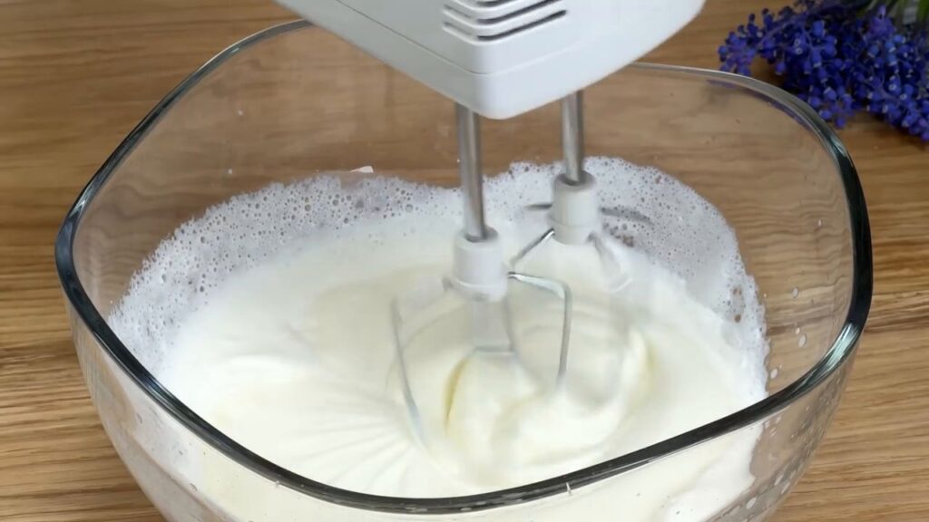 Jahodovo-banánová zmrzlina se smetanou a kondenzovaným mlékem- Pouze 4 ingredience!