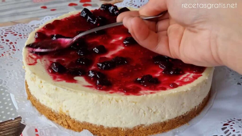 Fantastický ostružinovo-malinový cheesecake se smetanovým krémem – delikatesa!