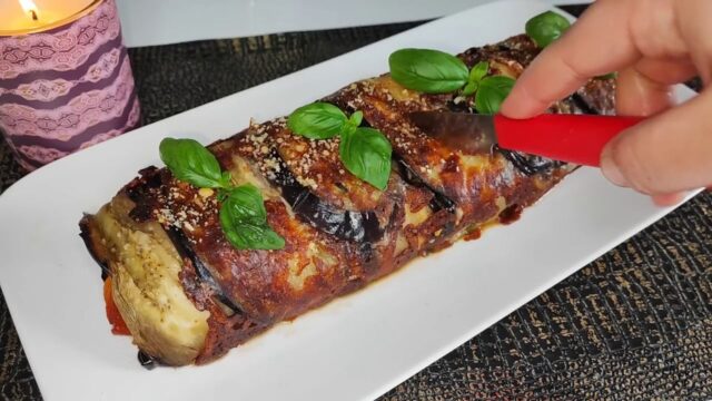 Lilková rolka s pečenou paprikou a sýrem - zapečená delikatesa