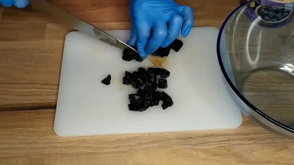 img-qCHtYvp0QPo-01 Exkluzivní čokoládový zákusek s jemným čokoládovým krémem a švestkami, který zahřeje na srdci!