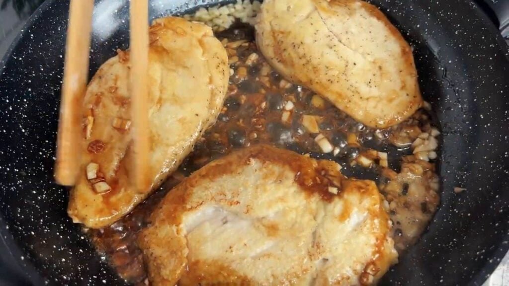 Smažená česnekovo-medové kuřecí prsa v sójové omáčce - Jednoduchá večeře na stole!