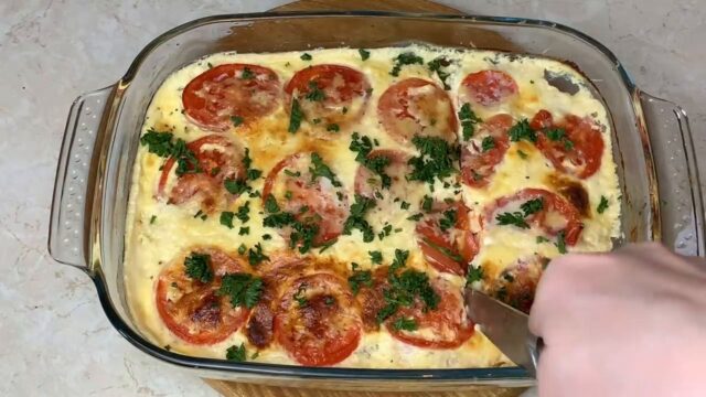 Zapečené kuřecí kousky ve smetanovo-sýrové omáčce s rajčaty - Oběd hotový!