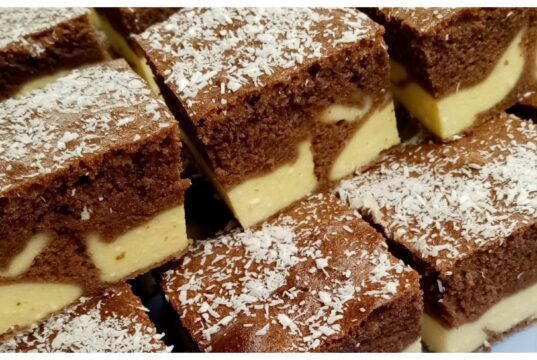 nadýchaný kakaový zákusek s krémem