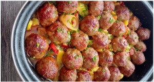 Jednoduchý večeřní hit: Zapečené kuličky s brambory a čerstvou zeleninou z jediného plechu! zapečené kuličky z mletého masa, zelenina a brambory z jednoho plechu