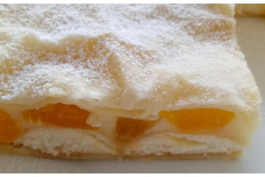 Pudinková buchta z listového těsta: Rychlý recept s krémovou náplní pudinková buchta z listového těsta s ovocem