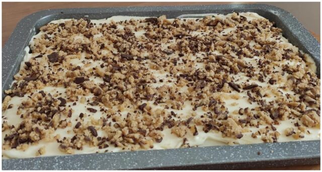 Buchta Orgasmus – vláčný dezert s ananasem, krémem a nastrouhanou Margotkou Buchta Orgasmus – vláčný dezert s ananasem, krémem a nastrouhanou Margotkou