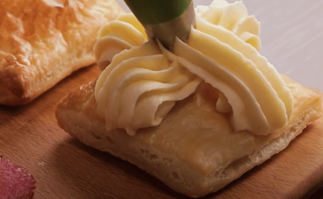 recept jahody a čokoláda se spojily v dokonalosti: krémové taštičky, které musíte ochutnat!