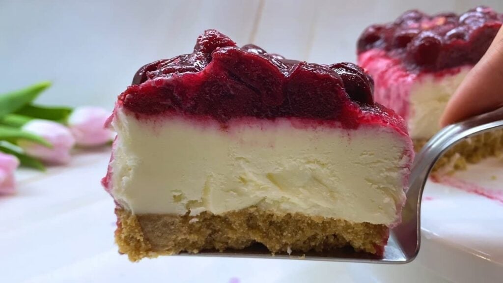 Sušenkový třešňový cheesecake s jemným tvarohovým krémem - Ideální ke kávě nebo čaji!