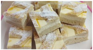 Nejlepší tvarohový koláč ke kávě: Rychlý recept na krémovou náplň a vláčné těsto velmi chutný tvarohový koláč k odpolední kávě