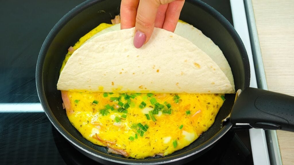 Vaječná tortilla se šunkou, sýrem a zelenou cibulkou - Vydatná snídaně!