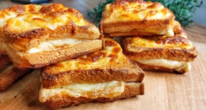 Zapečené toastové chleby se sýrem a šunkou: Křupavý a sytý pokrm plný lahodných kombinací Zapečené toastové chleby se sýrem a šunkou obalené ve vaječné směsi - Stvořená snídaně pro Vás!
