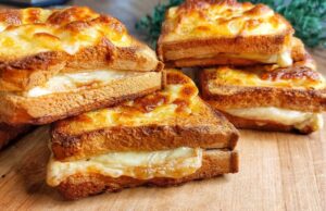 Zapečené toastové chleby se sýrem a šunkou obalené ve vaječné směsi - Stvořená snídaně pro Vás!