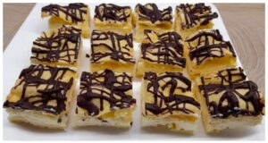 Legendární dezert Mraky z odpalovaného těsta: Nadýchaná souhra vanilkového krému a pravé šlehačky Dezert Mraky: nadýchané řezy s vanilkovým krémem a šlehačkou