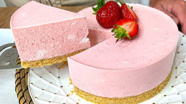 Nepečený jahodový dort ze smetany a mascarpone