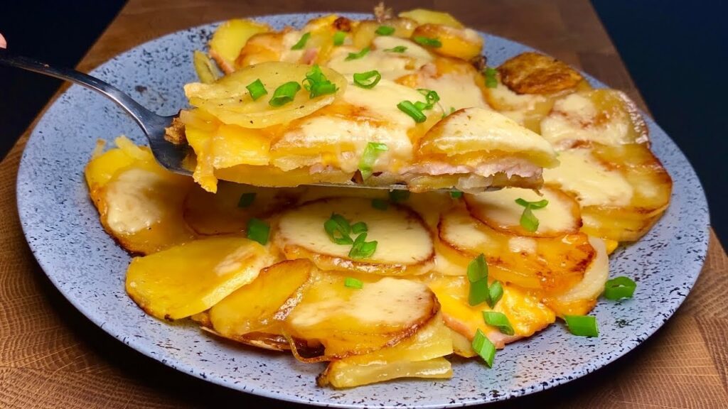 Zapečené brambory s cibulí, se sýrem a šunkou na pánví - Snadná večeře na stole!