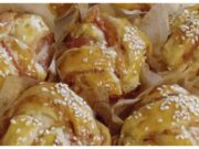 Bábovičky z listového těsta: Rychlý recept na slané pohoštění plněné šunkou a sýrem Recept na bábovičky z listového těsta plněné šunkou a sýrem: