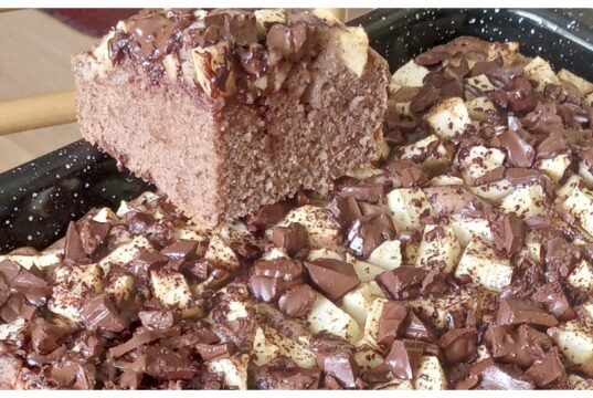 buchta s jablky a kousky čokolády