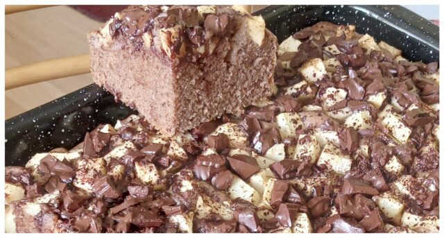 Vláčná buchta s jablky a kousky čokolády - hrnkový recept