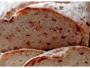 Domácí cibulový chlebík: Rychlý recept na vláčné kynuté těsto s křupavou cibulkou domácí chlebík s cibulkou