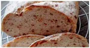 Domácí cibulový chlebík: Rychlý recept na vláčné kynuté těsto s křupavou cibulkou domácí chlebík s cibulkou