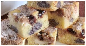 Frgálová buchta Frgálová buchta se čtyřmi náplněmi – maková, tvarohová, ořechová a povidlová v jednom