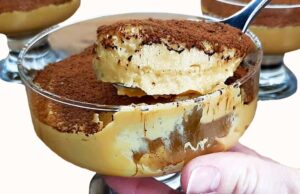 Karamelovo-pudinkový dezert v sklenicích zdobený kakaem - Jemný krém, který se rozplývá na jazyku!