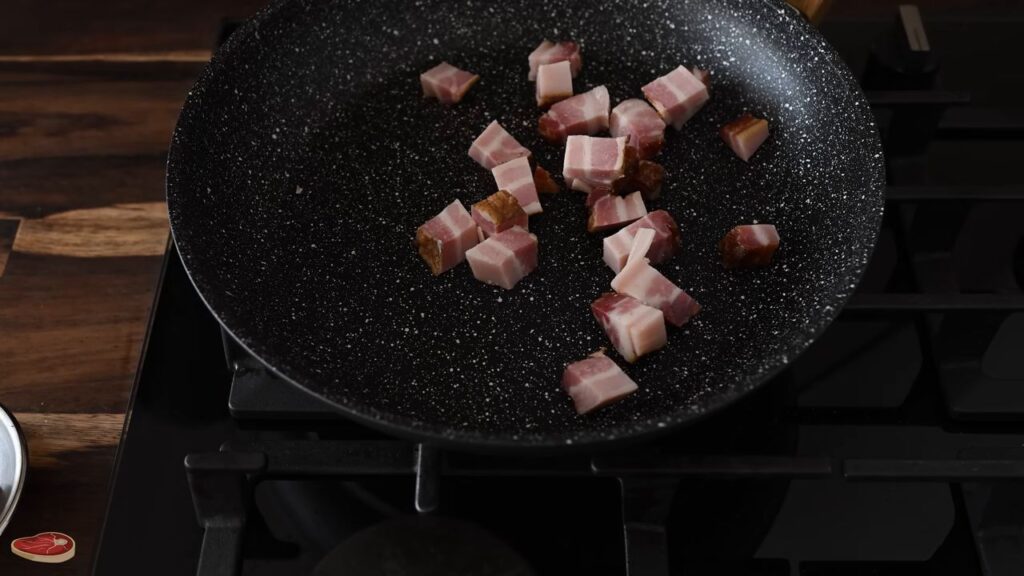 Domácí pečená žebírka podávané se slaninou, houbami a bagetou - Chutná večeře na stole!