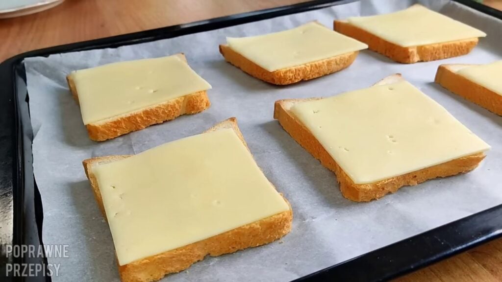 Zapečené toastové chleby se sýrem a šunkou obalené ve vaječné směsi – Stvořená snídaně pro vás!