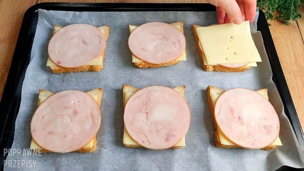 Zapečené toastové chleby se sýrem a šunkou obalené ve vaječné směsi – Stvořená snídaně pro vás!