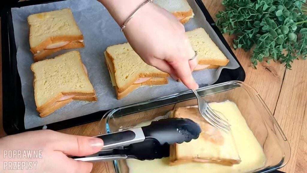 Zapečené toastové chleby se sýrem a šunkou obalené ve vaječné směsi – Stvořená snídaně pro vás!