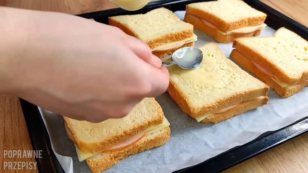 Zapečené toastové chleby se sýrem a šunkou obalené ve vaječné směsi – Stvořená snídaně pro vás!