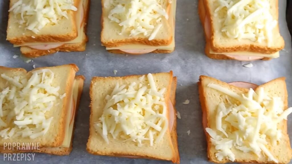 Zapečené toastové chleby se sýrem a šunkou obalené ve vaječné směsi – Stvořená snídaně pro vás!