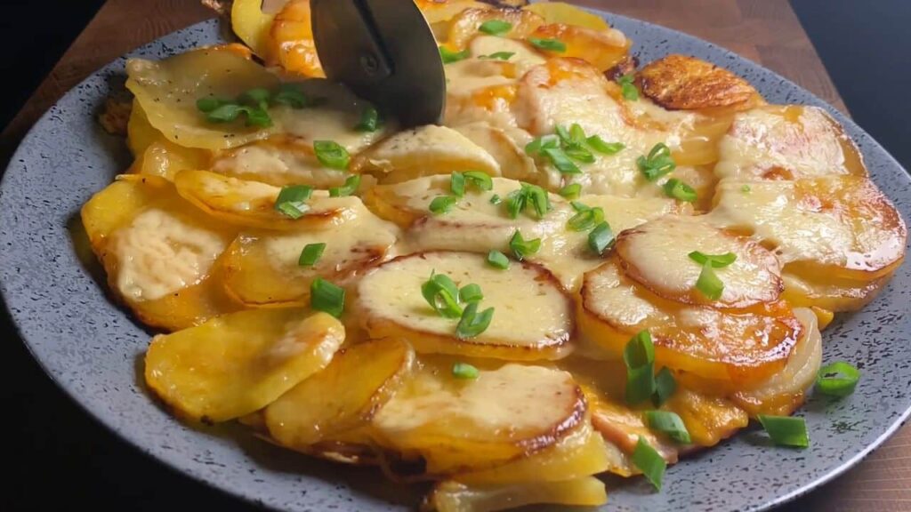 Zapečené brambory s cibulí, se sýrem a šunkou na pánví - Snadná večeře na stole!