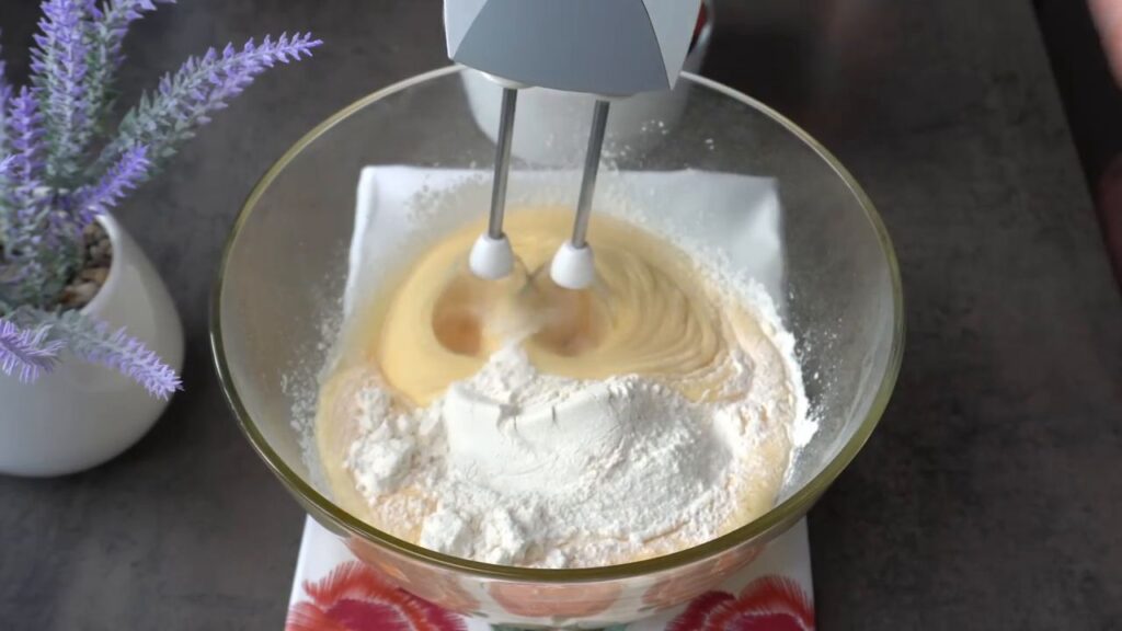 Báječný dort s jahodovou pokrývkou a lahodným pudinkovým krémem