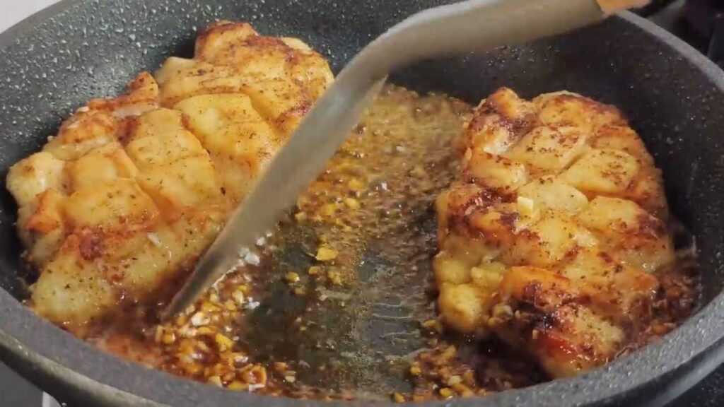 Lahodné medovo-česnekové kuřecí prsíčka v jemné omáčce – Jednoduchá večeře na stole!