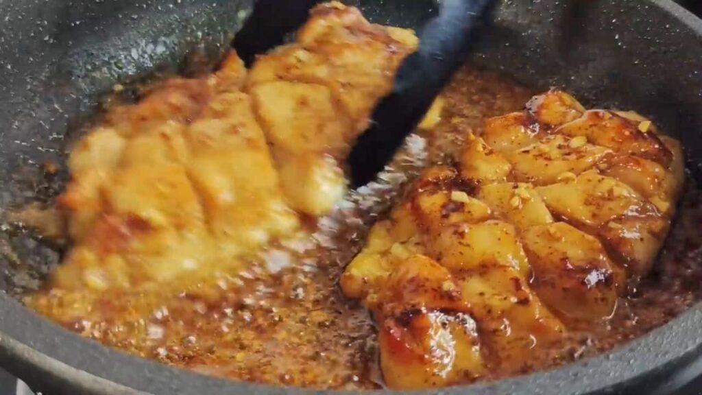 Lahodné medovo-česnekové kuřecí prsíčka v jemné omáčce – Jednoduchá večeře na stole!