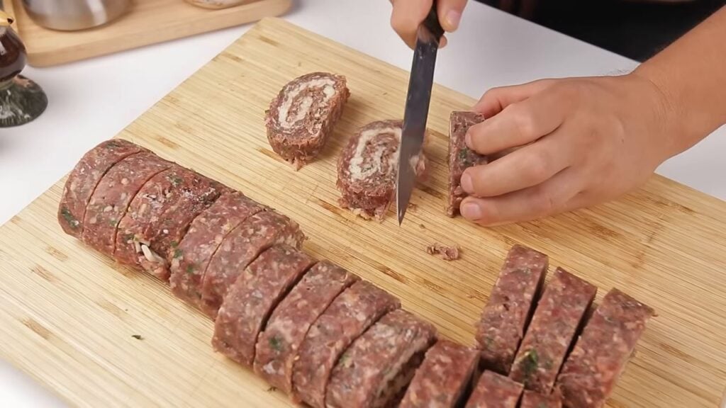 Velmi chutná roláda z mletého masa plněná sýrem obalená ve vaječné směsi