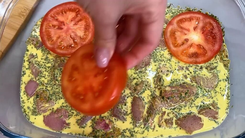 Kuřecí kousky v smetanové omáčce s kari, rajčaty a sýrem – Vynikající večeře!