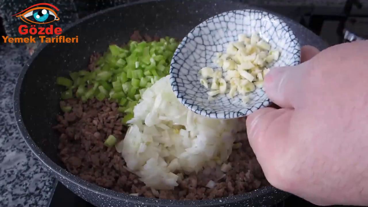 Bramborová pochoutka plněná směsí mletého masa, zeleniny a sýra – Jednoduchá slaná delikatesa!