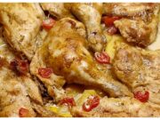kuře pečené na bramborách se smetanou  – oběd z jednoho plechu