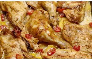 kuře pečené na bramborách se smetanou  – oběd z jednoho plechu