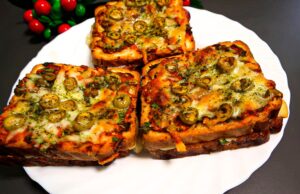 Zapečené toasty s lahodnou směsí, salámem, sýrem a olivami - Snídaně pro každého!