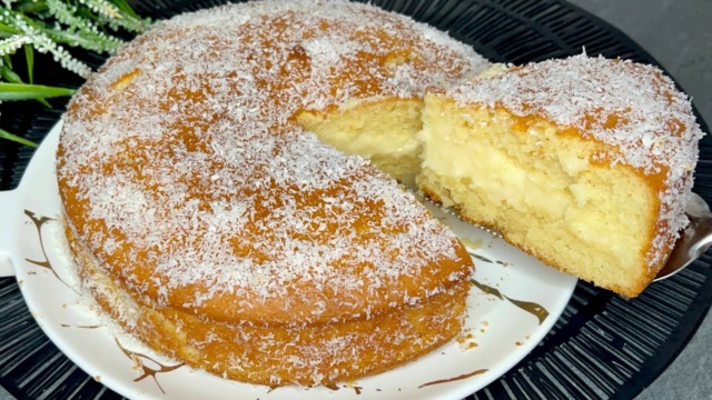 Jednoduchý citronový dort s citronovým krémem zdobený kokosem - Rozplývá se na jazyku!