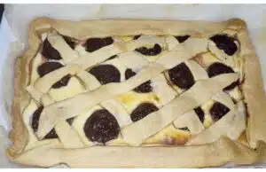 Vynikající mřížkový koláč s jednoduchou přípravou — voňavý dezert pro každou příležitost Mřížkový koláč s tvarohem a ovocem – vláčný dezert pro každou příležitost