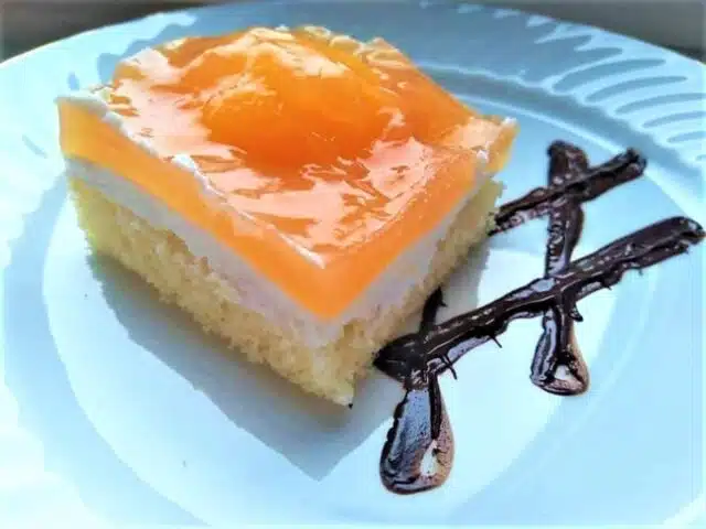 recept nadýchaný piškotový zákusek s meruňkami, jako z cukrárny!
