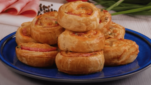 recept oblíbené pohoštění pro přátele a rodinu: sýrové šneky z listového těsta