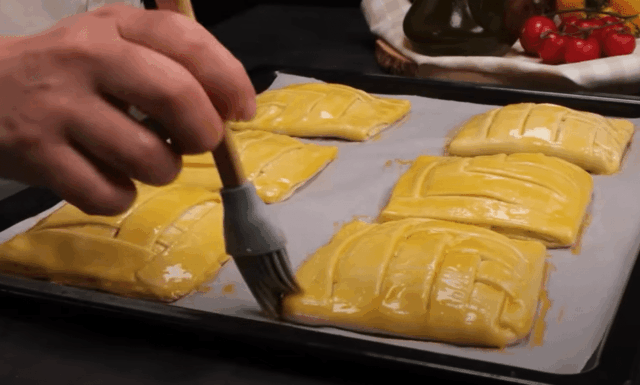 recept taštičky plněné šunkou a sýrem: inspirace na chuťovku z listového těsta!