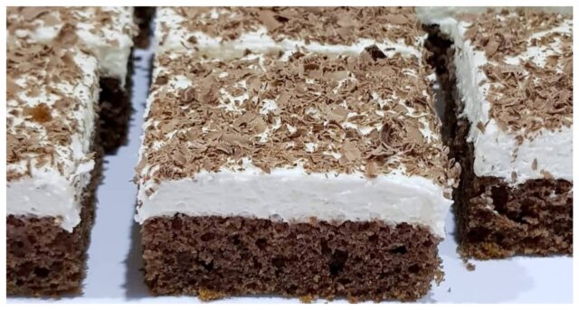 Nadýchané kakaové řezy se zakysanou smetanou: Dokonalá souhra sytého korpusu a osvěžujícího krému