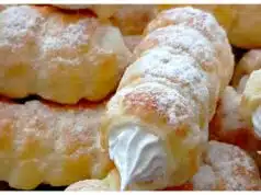 Připravte si dokonalé trubičky z listového těsta Křehké trubičky z listového těsta se sněhem: Jednoduchý dezert z pár surovin