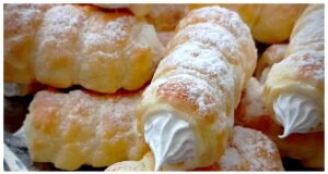 Připravte si dokonalé trubičky z listového těsta Křehké trubičky z listového těsta se sněhem: Jednoduchý dezert z pár surovin